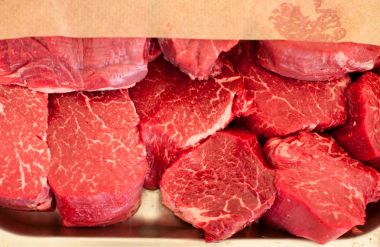 Çiğ et. Kıyılmış biftek madalyonlar bir palet üzerindeki mermer Dana eti