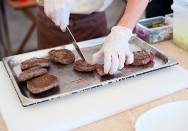 Aşçı eldiven burger pirzola et hazırlık kontrol keser