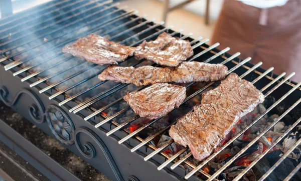 Des steaks appétissants de veau marbré sont frits sur un gril — Photo