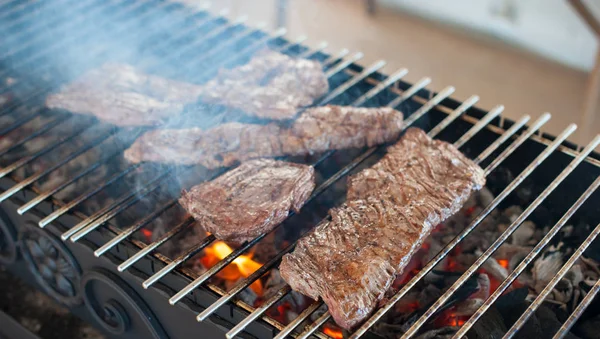 Chutné steaky z mramorovaného telecí jsou smažené na grilu — Stock fotografie