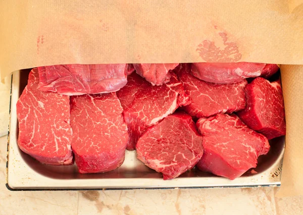 Çiğ et. Kıyılmış biftek madalyonlar bir palet üzerindeki mermer Dana eti — Stok fotoğraf