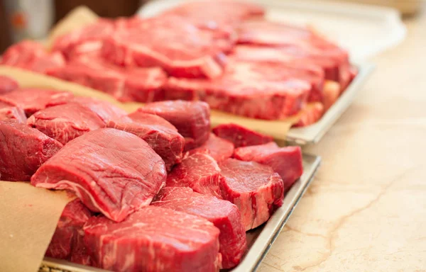 Çiğ et. Kıyılmış biftek madalyonlar bir palet üzerindeki mermer Dana eti — Stok fotoğraf