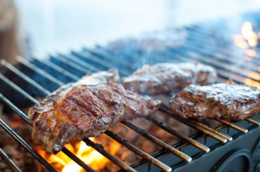 Mermer Dana gelen sulu biftek bir ızgara kavrulmuş