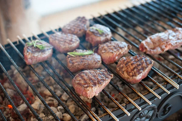Mramorovaný telecí steaky jsou opečené na grilu — Stock fotografie