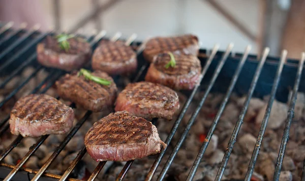 Marmorerat nötkött biffar är rostade på grillen — Stockfoto