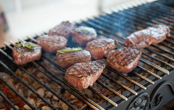 Mramorovaný telecí steaky jsou opečené na grilu — Stock fotografie