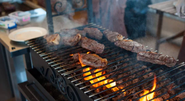 Les steaks juteux de veau marbré sont rôtis sur un gril — Photo