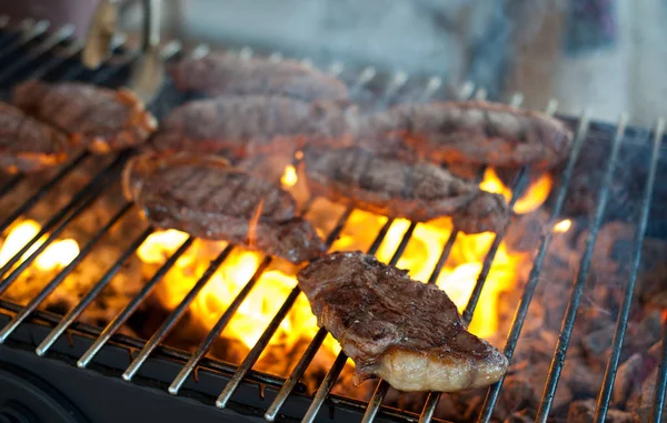 Les steaks juteux de veau marbré sont rôtis sur un gril — Photo