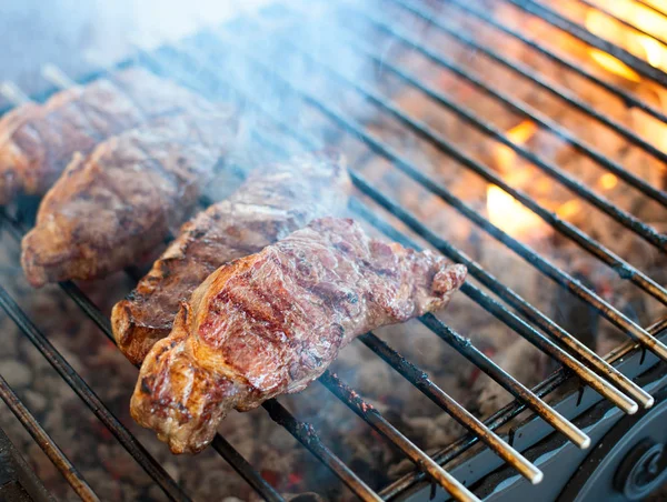 Šťavnaté steaky z mramorovaného telecí pečené na grilu — Stock fotografie