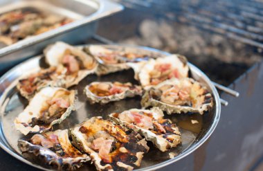 Izgara yalan bir tepside üzerinde istiridye pişmiş