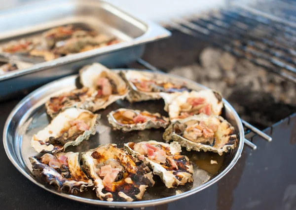 牡蛎煮熟就放在盘子上烤架谎言 — 图库照片