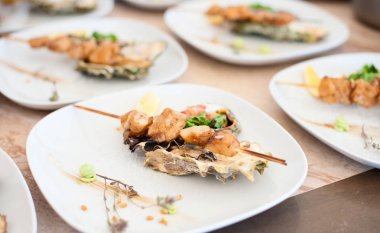 Şiş kebap deniz tarağı ve pişmiş istiridye ile çanak