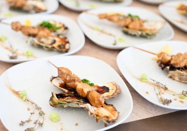 Şiş kebap deniz tarağı ve pişmiş istiridye ile çanak