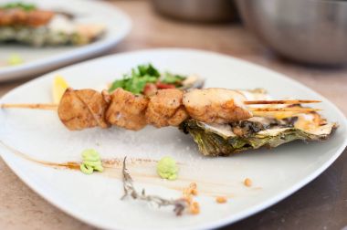 Şiş kebap deniz tarağı ve pişmiş istiridye ile çanak