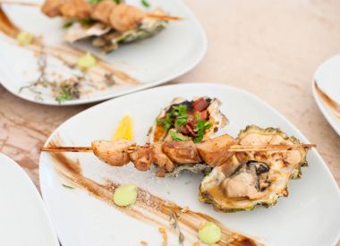 Şiş kebap deniz tarağı ve pişmiş istiridye ile çanak