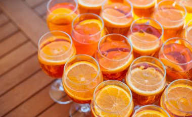 Vermut ve turuncu ile kokteyl serinletici bir yaz için boşluklar. Yukarıdan görüntülemek