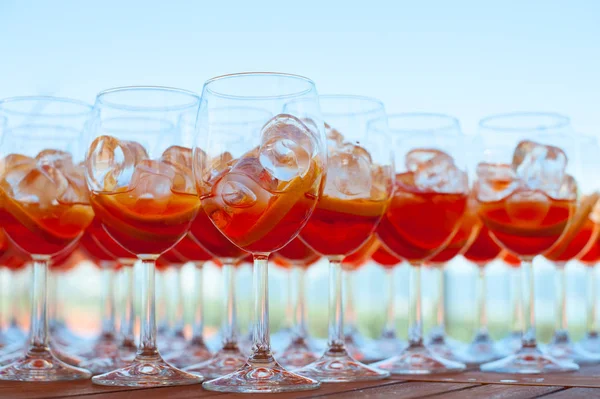 Vermut ve turuncu ile kokteyl serinletici bir yaz için boşluklar. Alt görünümü
