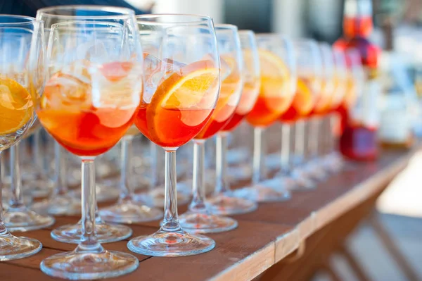 Cocktail estivo rinfrescante con vermut e arancia. Vista laterale — Foto Stock