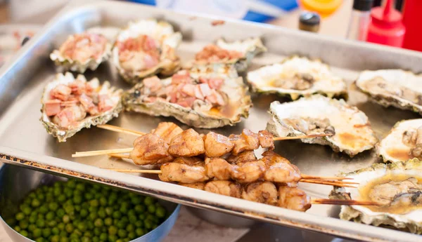 Şiş kebap tarak ve pişmiş istiridye ile tepsi