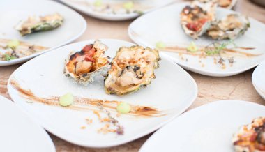 Beyaz bir plaka üzerinde bir ızgara yalan üzerinde istiridye pişmiş