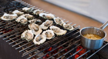 İstiridye ızgarada pişirilir