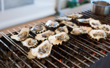 İstiridye ızgarada pişirilir