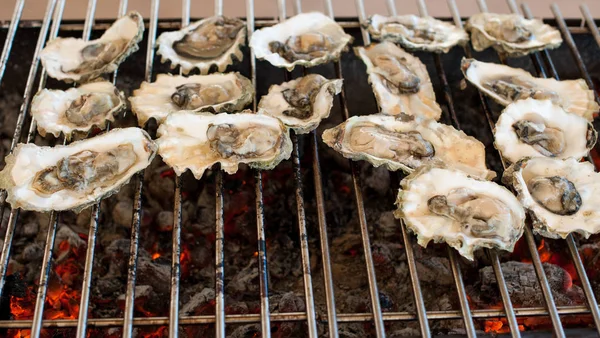 牡蛎在烤架上煮熟 — 图库照片