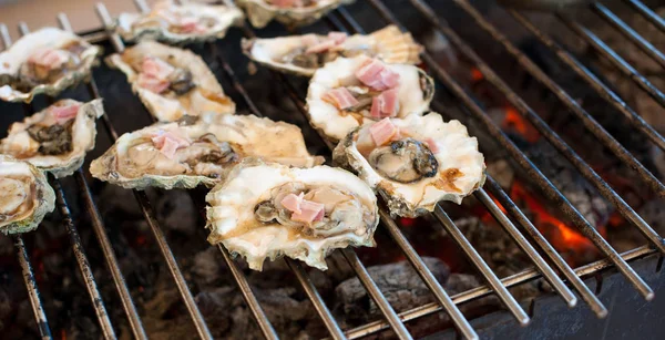 牡蛎在烤架上煮熟 — 图库照片