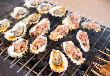 İstiridye ızgarada pişirilir