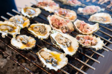 İstiridye ızgarada pişirilir