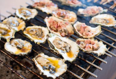 İstiridye ızgarada pişirilir