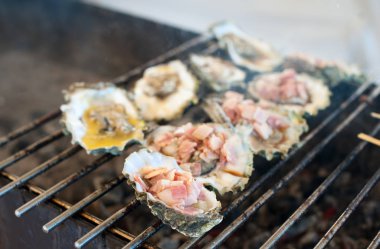 İstiridye ızgarada pişirilir