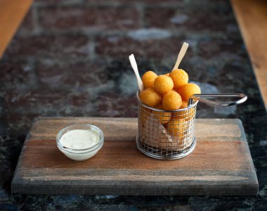 Peynir soslu patates topları