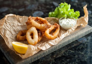 Breading içinde kızarmış kalamar halkaları