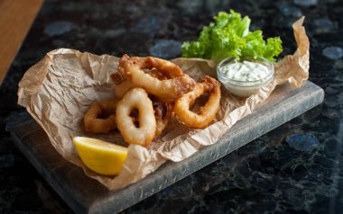 Breading içinde kızarmış kalamar halkaları