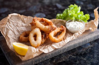 Breading içinde kızarmış kalamar halkaları
