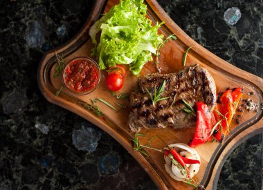 Ahşap oyun tahtası sebzeli mermer sığır eti sulu biftek