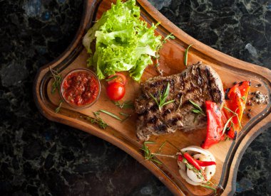 Ahşap oyun tahtası sebzeli mermer sığır eti sulu biftek