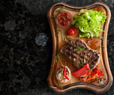 Ahşap oyun tahtası sebzeli mermer sığır eti sulu biftek