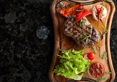 Ahşap oyun tahtası sebzeli mermer sığır eti sulu biftek