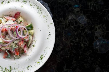 Beyaz tabakta sebze salatası.