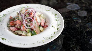 Beyaz tabakta sebze salatası.