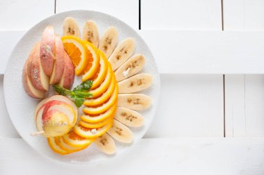 Meyve ürün yelpazesine elma, portakal, muz ve armut. Beyaz ahşap kurullarında yer