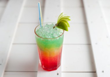 Gökkuşağı beyaz bir arka plan üzerinde kokteyl