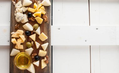 Peynir bal ve fındık ile çeşitli çeşitli. Bir koyu ahşap tahta üzerine yerleştirilmiş