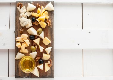 Peynir bal ve fındık ile çeşitli çeşitli. Bir koyu ahşap tahta üzerine yerleştirilmiş