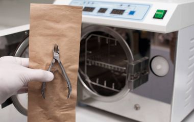 Kerpetenler manikür bir otoklav arka plan üzerinde. Arka plan bulanık