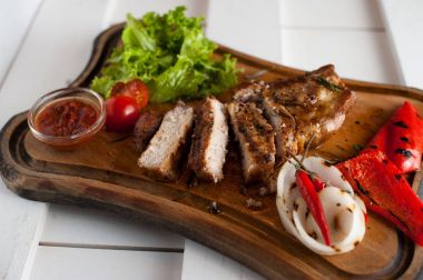 Izgara domuz ızgara biftek. Dilimlenmiş