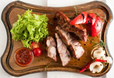 Domuz eti boyun biftek ızgara. Dilimlenmiş