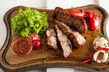 Domuz eti boyun biftek ızgara. Dilimlenmiş